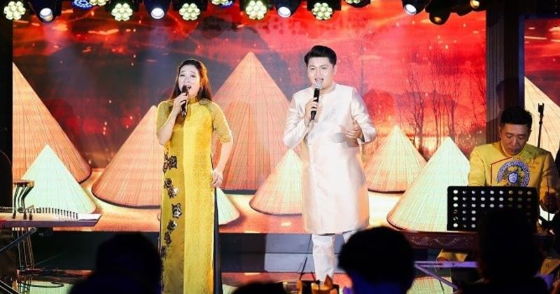             Vũ Minh Hiếu song ca cùng Thanh Thanh Hiền trong minishow đầu tiên    