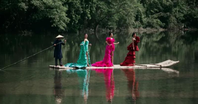 View -             H’Hen Niê, Ngọc Châu, Xuân Hạnh đi bè đến sàn catwalk trong show Lê Thanh Hòa    