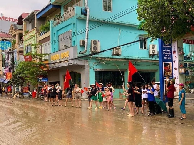             Xúc động hình ảnh người dân vùng lũ cầm cờ, hoa vẫy chào, cảm ơn các anh bộ đội    