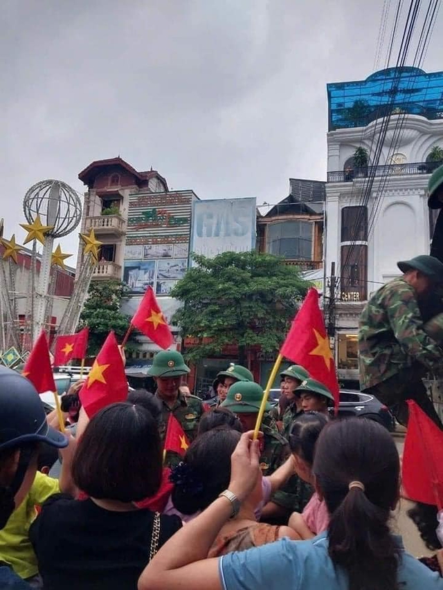             Xúc động hình ảnh người dân vùng lũ cầm cờ, hoa vẫy chào, cảm ơn các anh bộ đội    