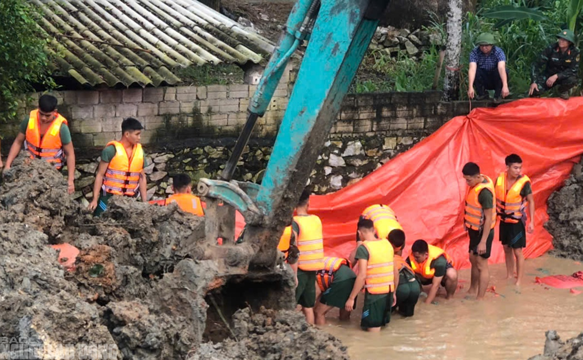 View -             VIDEO: Quân đội huy động cả trăm người xử lý sự cố nước lũ thấm qua đê sông Mã    