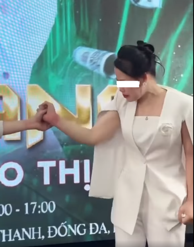 View -             Netizen khó chịu vô cùng với cách 'trừng phạt' nhân viên kì lạ    