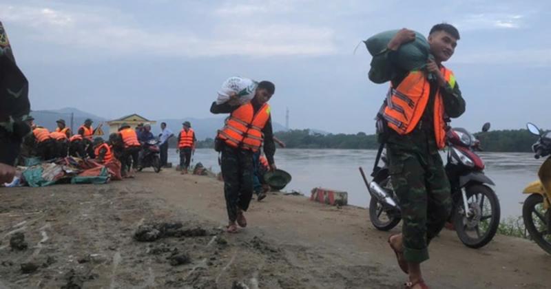             VIDEO: Quân đội huy động cả trăm người xử lý sự cố nước lũ thấm qua đê sông Mã    