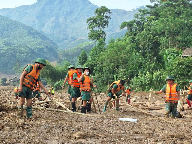             Xúc động hình ảnh người dân xếp hành dài, bật khóc khi tiễn các anh bộ đội rời Làng Nủ    