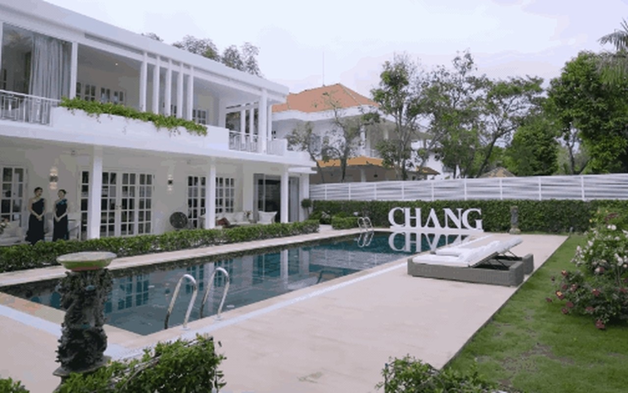 View -             'Biệt phủ' trắng rộng 1.600m2 của Chi Bảo và vợ trẻ    