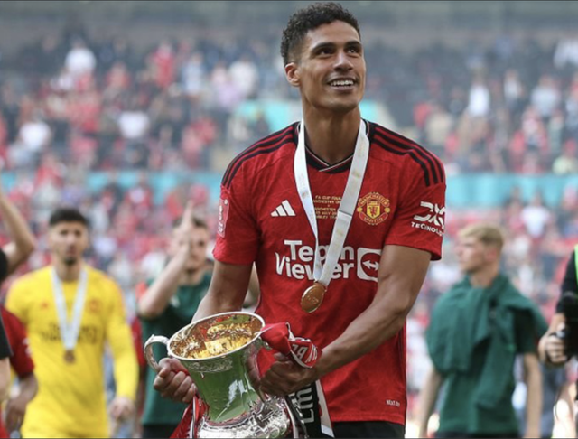 View -             Trung vệ Raphael Varane cân nhắc treo giày vĩnh viễn    