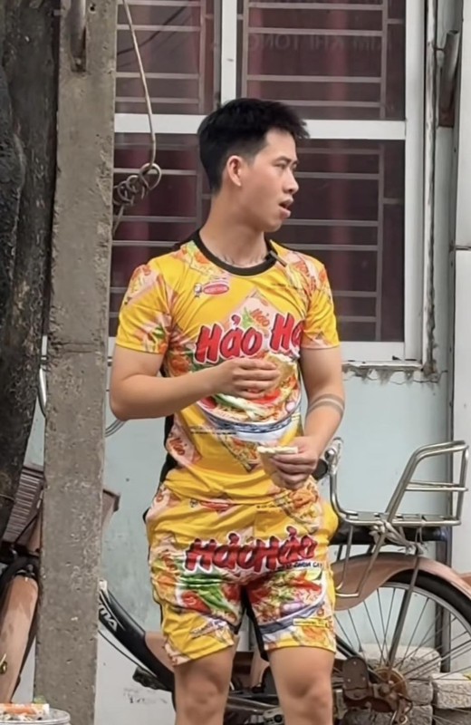 View -             Ông chồng phụ vợ bán xôi viral cõi mạng vì outfit đi làm    