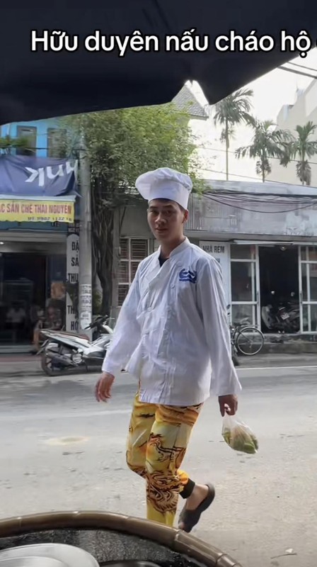 View -             Ông chồng phụ vợ bán xôi viral cõi mạng vì outfit đi làm    