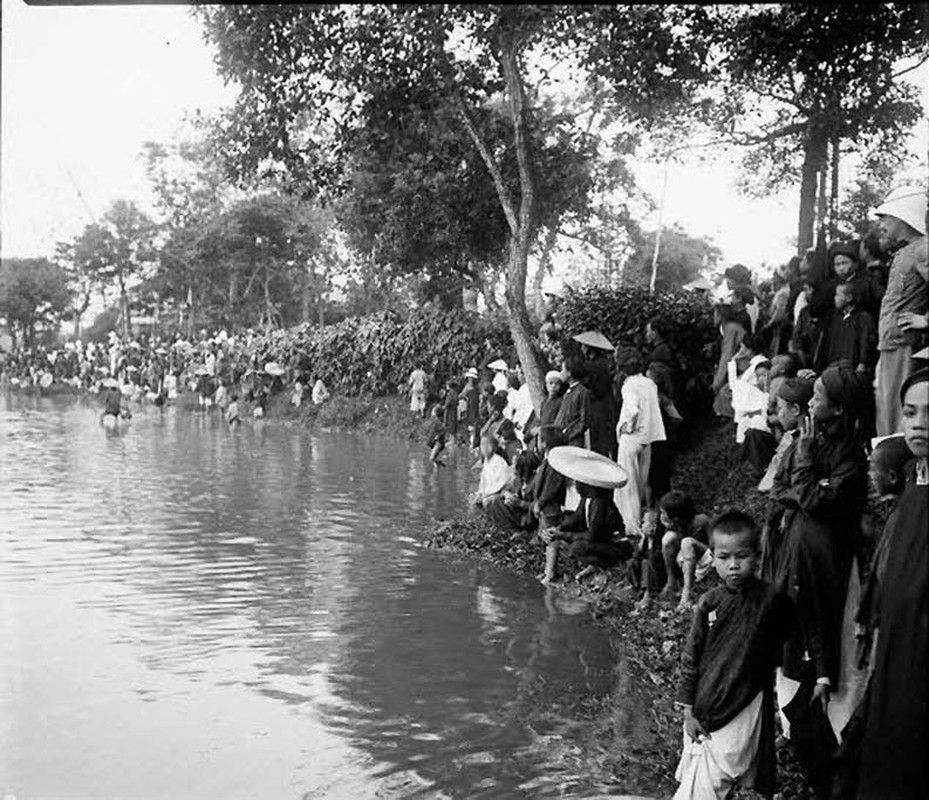 View -             Cảnh đua vịt thú vị ở hồ Hoàn Kiếm, Hà Nội năm 1905 -1906    