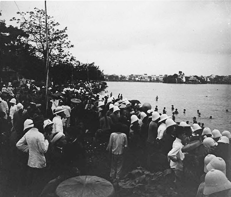 View -             Cảnh đua vịt thú vị ở hồ Hoàn Kiếm, Hà Nội năm 1905 -1906    