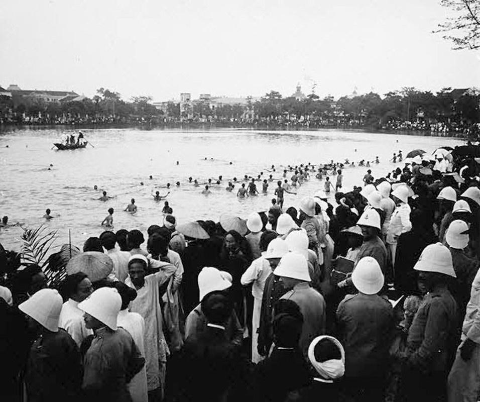 View -             Cảnh đua vịt thú vị ở hồ Hoàn Kiếm, Hà Nội năm 1905 -1906    