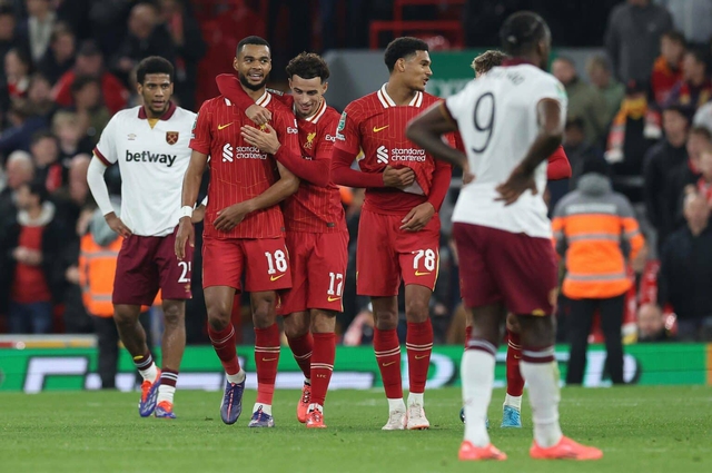             Đương kim vô địch Liverpool đè bẹp West Ham, Arsenal dội mưa bàn thắng ở League Cup    