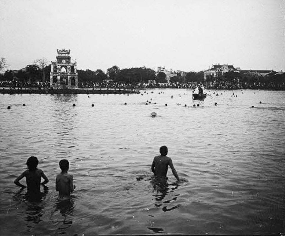 View -             Cảnh đua vịt thú vị ở hồ Hoàn Kiếm, Hà Nội năm 1905 -1906    