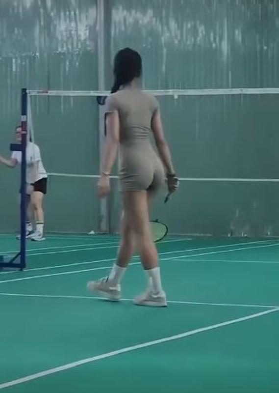             Đỏ mặt trước outfit đánh cầu lông màu nude bó sát của gái xinh    