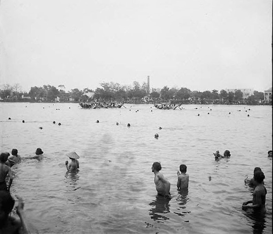 View -             Cảnh đua vịt thú vị ở hồ Hoàn Kiếm, Hà Nội năm 1905 -1906    