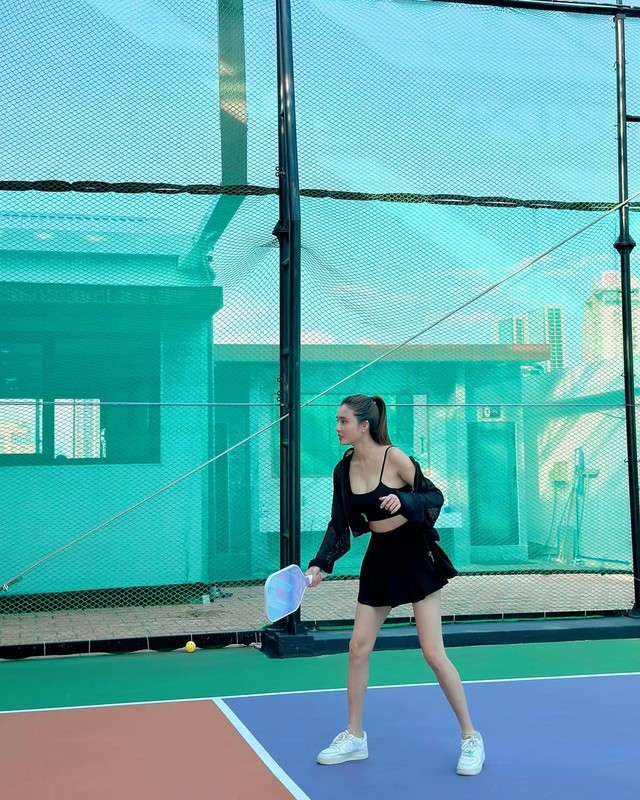 View -             Em gái Công Vinh khoe sắc vóc rạng ngời trên sân pickleball    