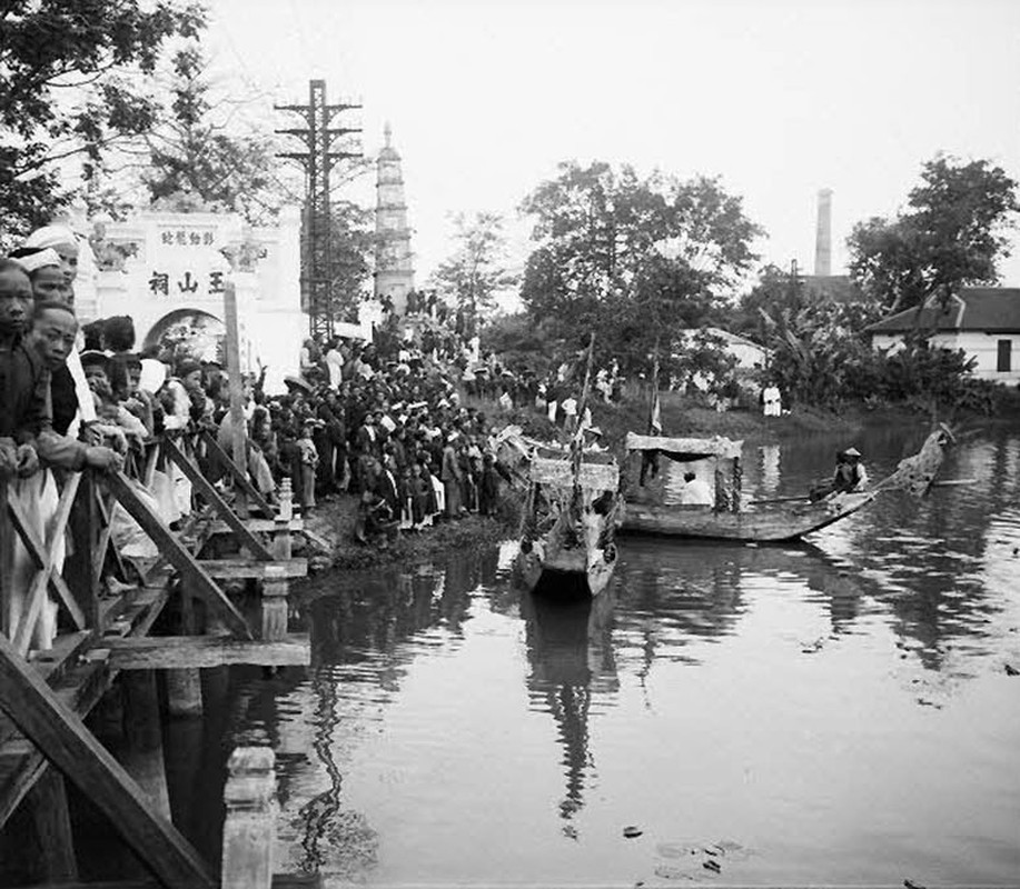 View -             Cảnh đua vịt thú vị ở hồ Hoàn Kiếm, Hà Nội năm 1905 -1906    