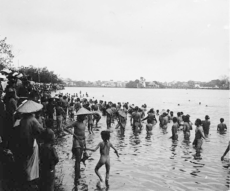 View -             Cảnh đua vịt thú vị ở hồ Hoàn Kiếm, Hà Nội năm 1905 -1906    