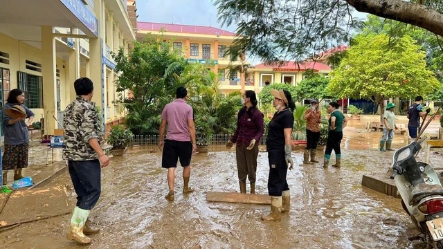 View -             Nhiều địa phương xem xét miễn, tạm dừng thu học phí    