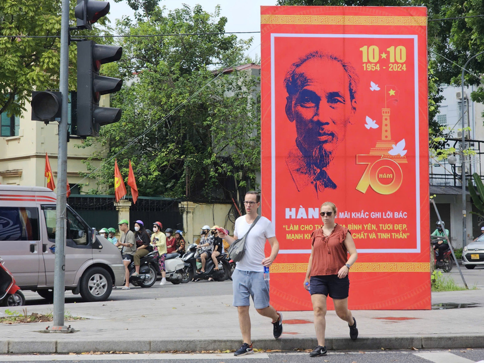 View -             Hà Nội: phố phường được trang hoàng kỷ niệm 70 năm Ngày Giải phóng Thủ đô    