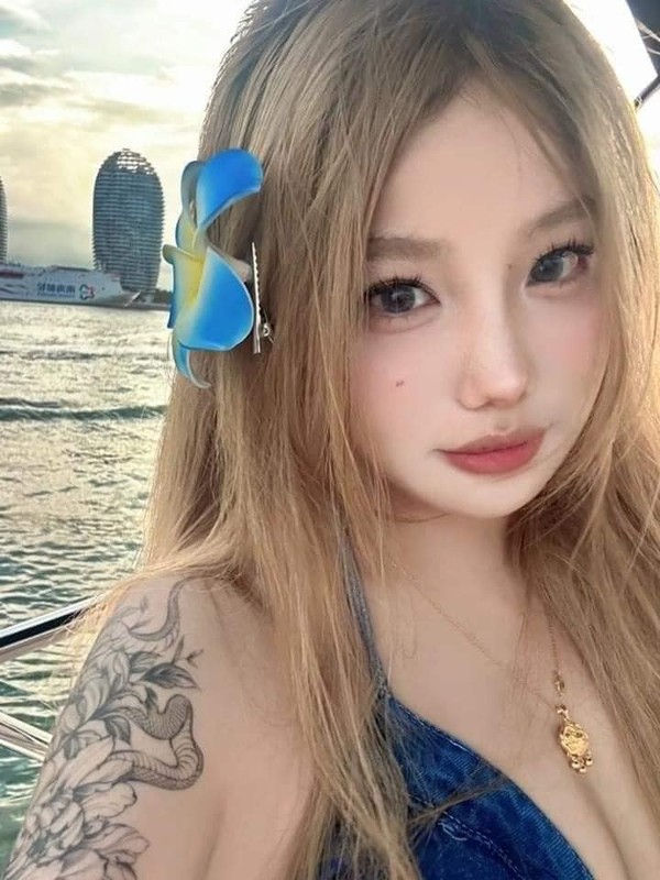 View -             'Mỹ nữ photoshop' khiến netizen ngã ngửa với loạt ảnh chưa chỉnh    