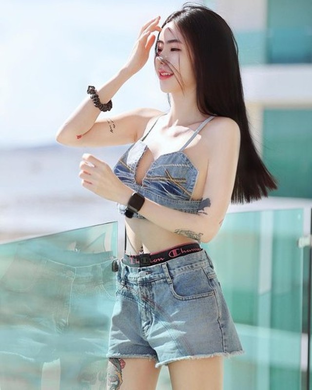 View -             Hot girl xinh đẹp mặc táo bạo khoe vòng eo rắn nước mê hoặc    