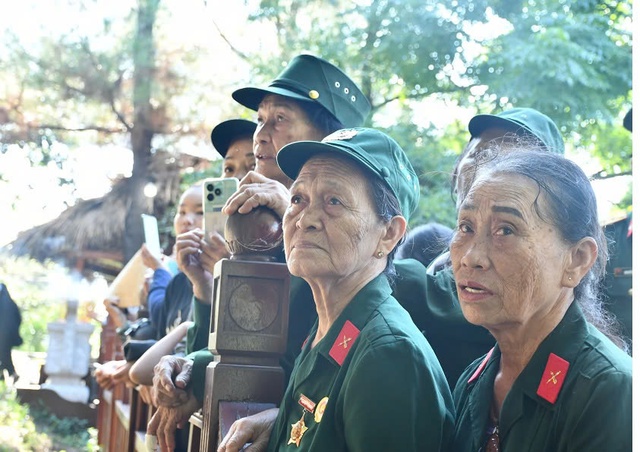             Hình ảnh xúc động tại Lễ an táng phu nhân Đại tướng Võ Nguyên Giáp tại Vũng Chùa - Đảo Yến    