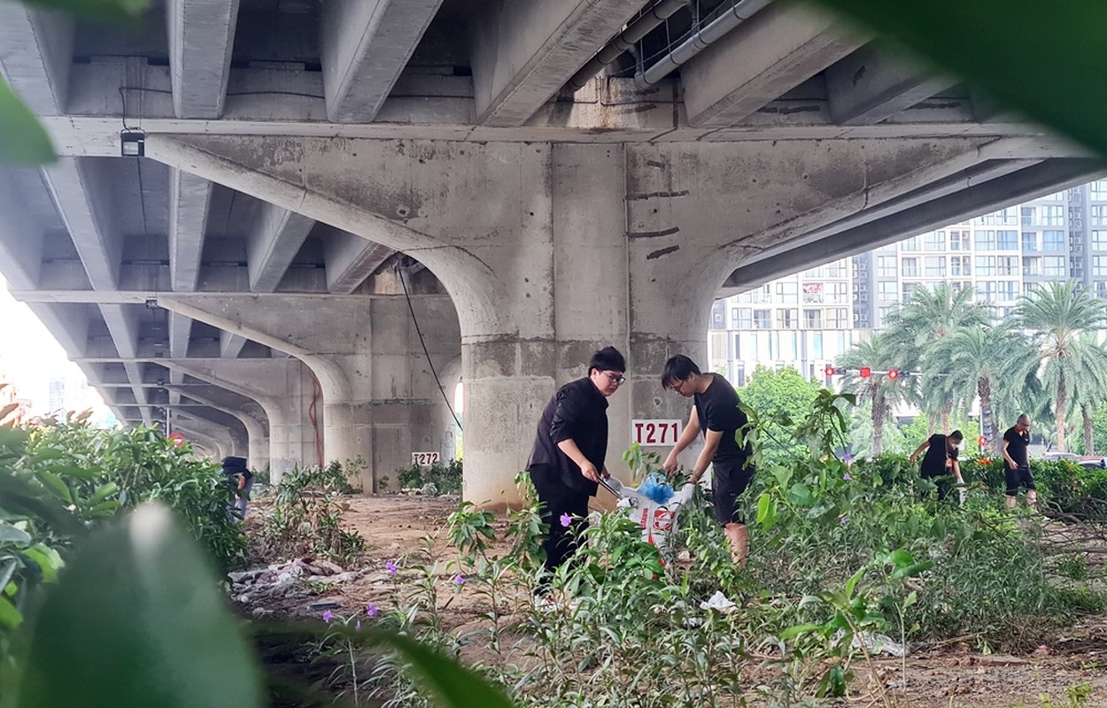             Hàng trăm người tham gia dọn rác ở Hà Nội    