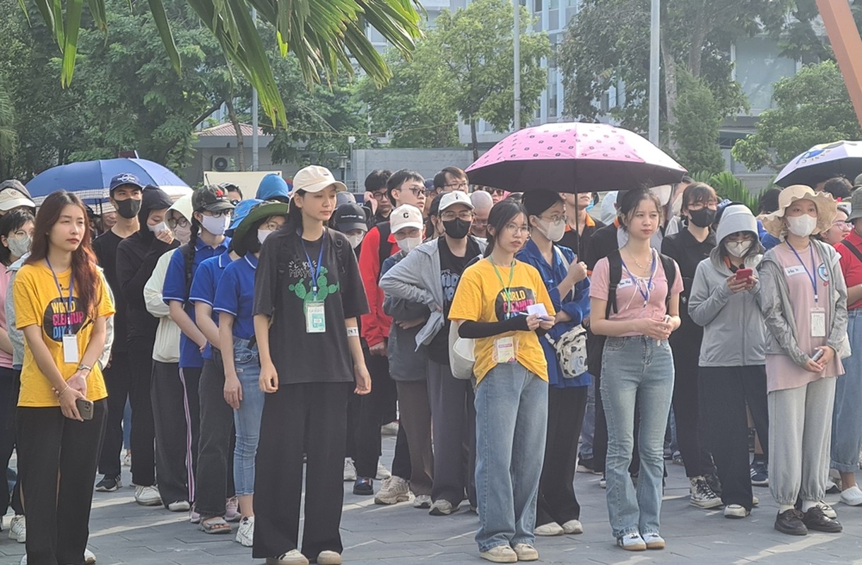             Hàng trăm người tham gia dọn rác ở Hà Nội    