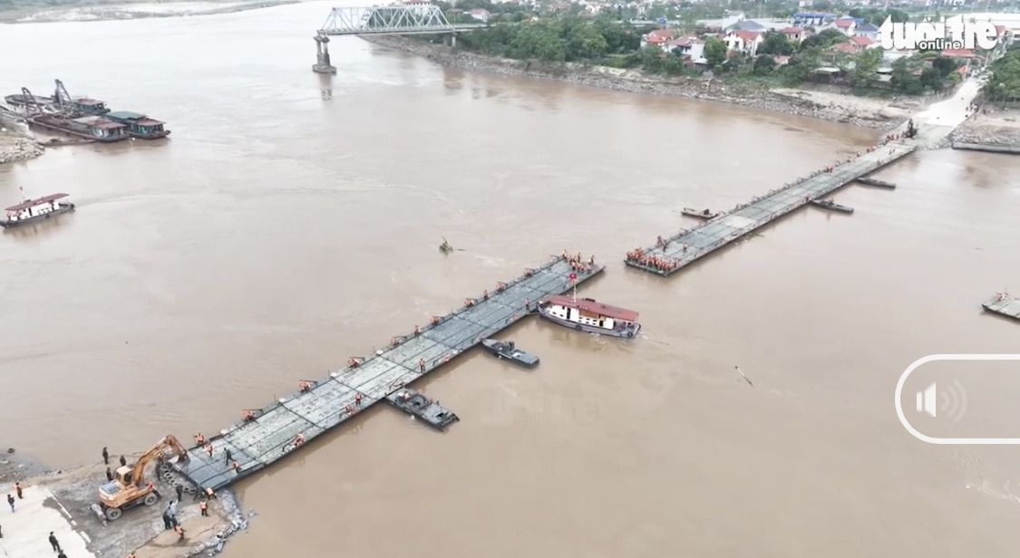 View -             Cầu phao thay cầu Phong Châu đã được lắp đặt, ngày 30/9 người dân có thể lưu thông    