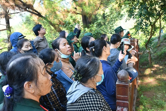 View -             Hình ảnh xúc động tại Lễ an táng phu nhân Đại tướng Võ Nguyên Giáp tại Vũng Chùa - Đảo Yến    