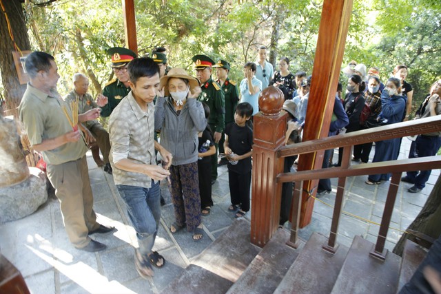             Hình ảnh xúc động tại Lễ an táng phu nhân Đại tướng Võ Nguyên Giáp tại Vũng Chùa - Đảo Yến    