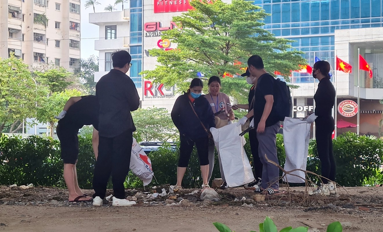             Hàng trăm người tham gia dọn rác ở Hà Nội    