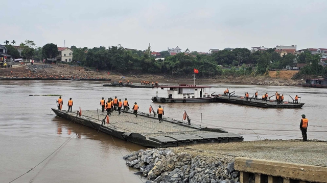 View -             Lắp đặt xong cầu phao Phong Châu, thông xe từ 30-9    