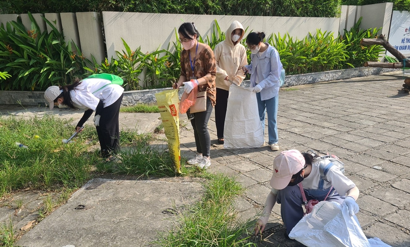             Hàng trăm người tham gia dọn rác ở Hà Nội    