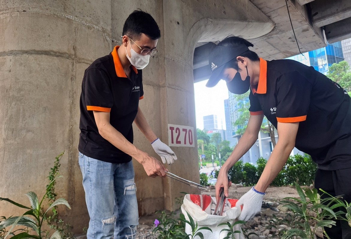             Hàng trăm người tham gia dọn rác ở Hà Nội    