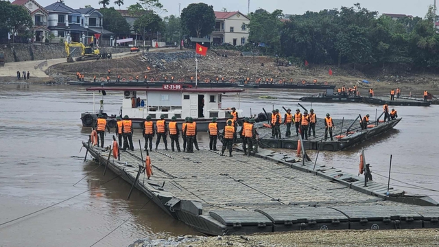             Lắp đặt xong cầu phao Phong Châu, thông xe từ 30-9    