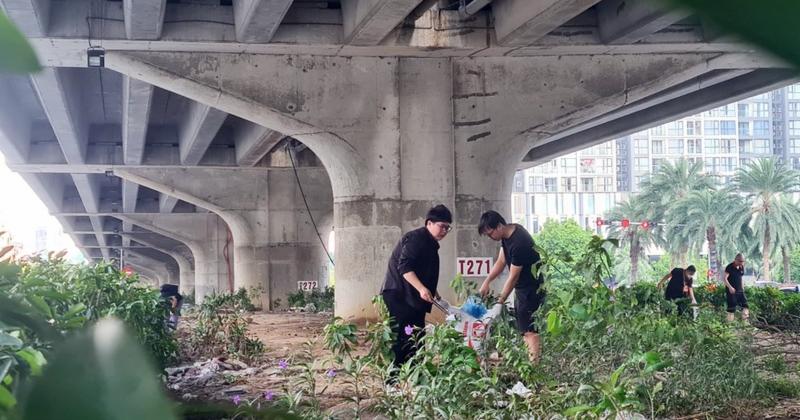             Hàng trăm người tham gia dọn rác ở Hà Nội    