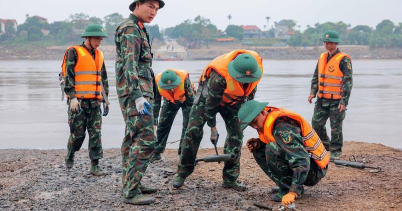 View -             Cầu phao thay cầu Phong Châu đã được lắp đặt, ngày 30/9 người dân có thể lưu thông    