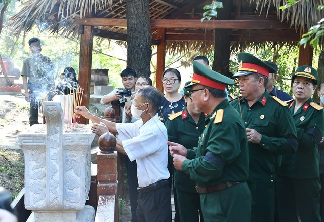 View -             Hình ảnh xúc động tại Lễ an táng phu nhân Đại tướng Võ Nguyên Giáp tại Vũng Chùa - Đảo Yến    