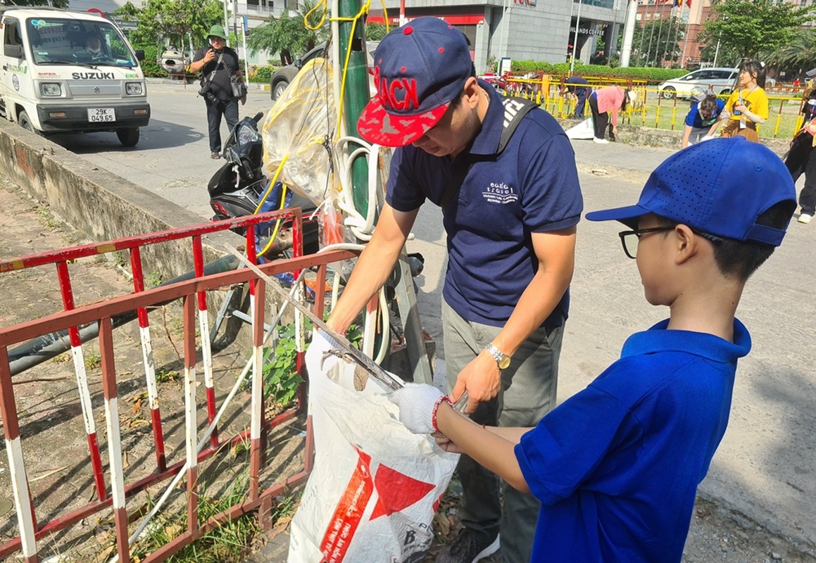             Hàng trăm người tham gia dọn rác ở Hà Nội    