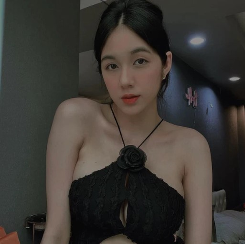 View -             Hot girl bán bánh tráng lên xe hoa, nhan sắc 'đỉnh nóc kịch trần'    