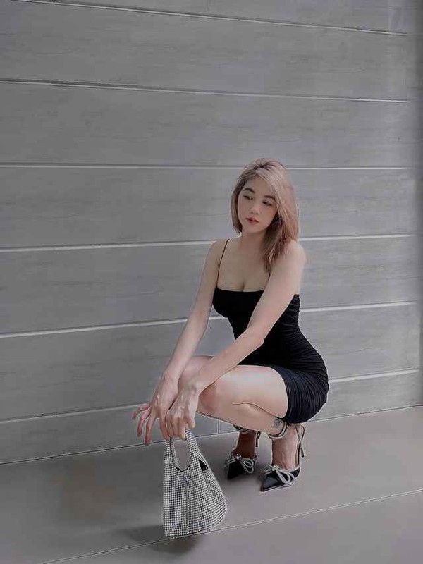             Hot girl bán bánh tráng lên xe hoa, nhan sắc 'đỉnh nóc kịch trần'    