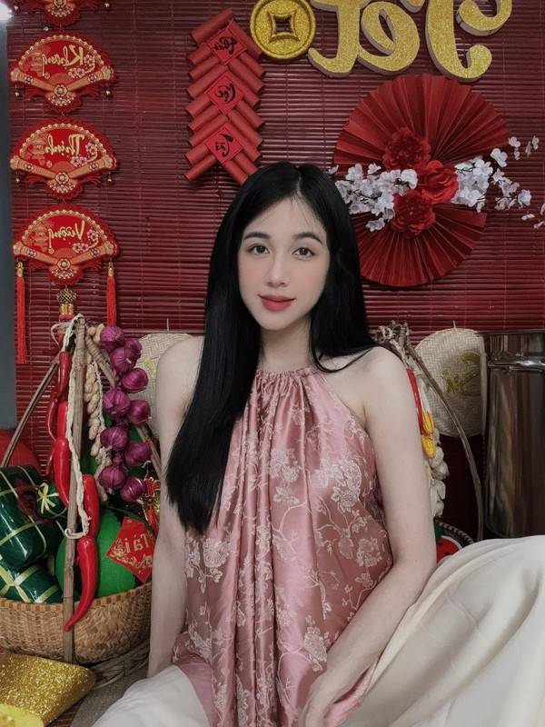 View -             Hot girl bán bánh tráng lên xe hoa, nhan sắc 'đỉnh nóc kịch trần'    