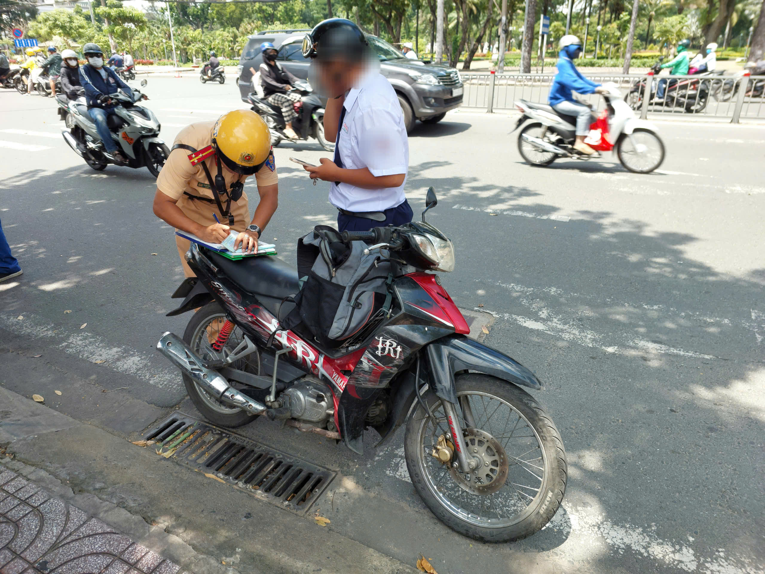             TPHCM: Học sinh vi phạm giao thông viện nhiều lý do để chạy xe máy đến trường    