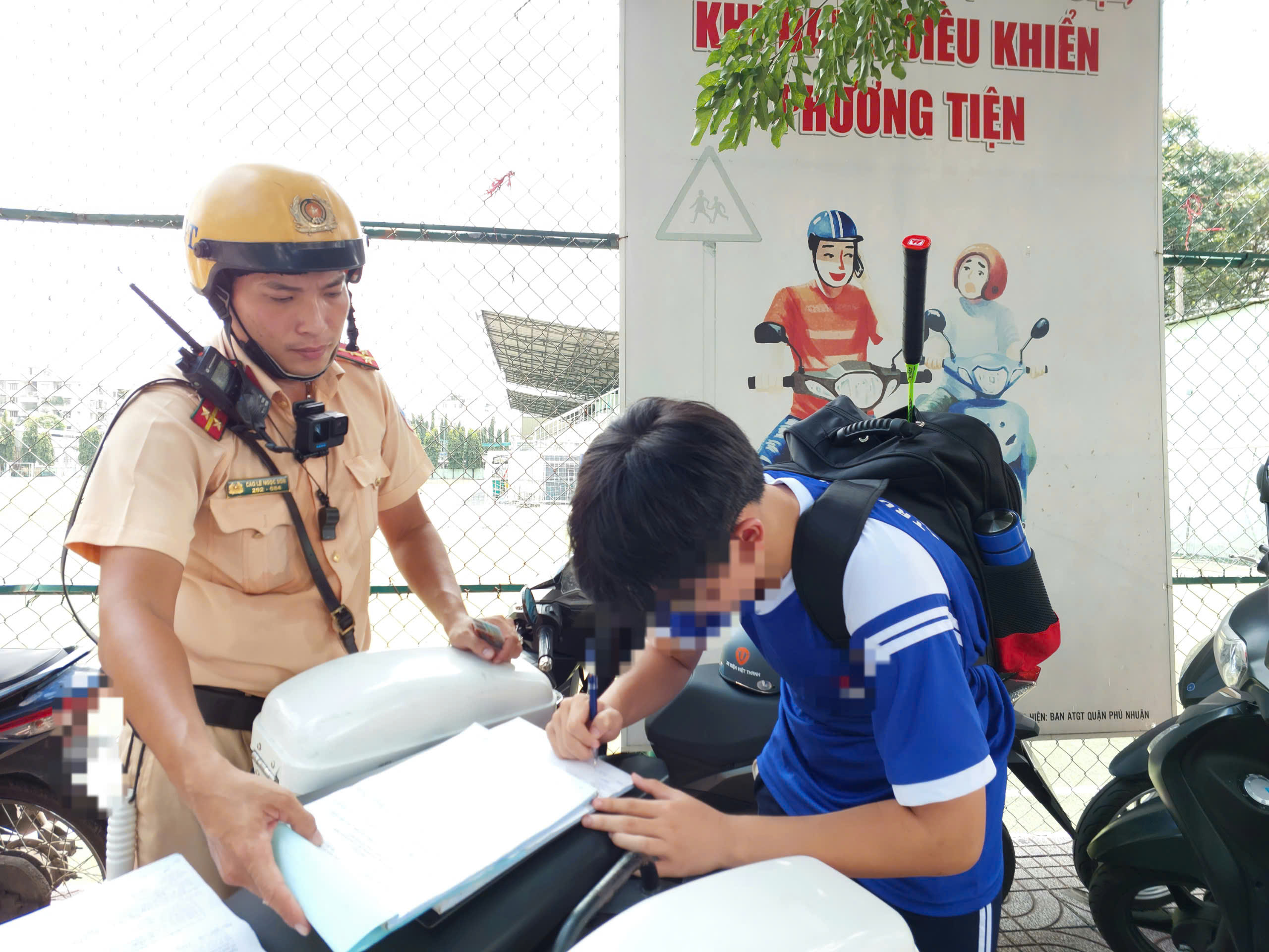 View -             TPHCM: Học sinh vi phạm giao thông viện nhiều lý do để chạy xe máy đến trường    