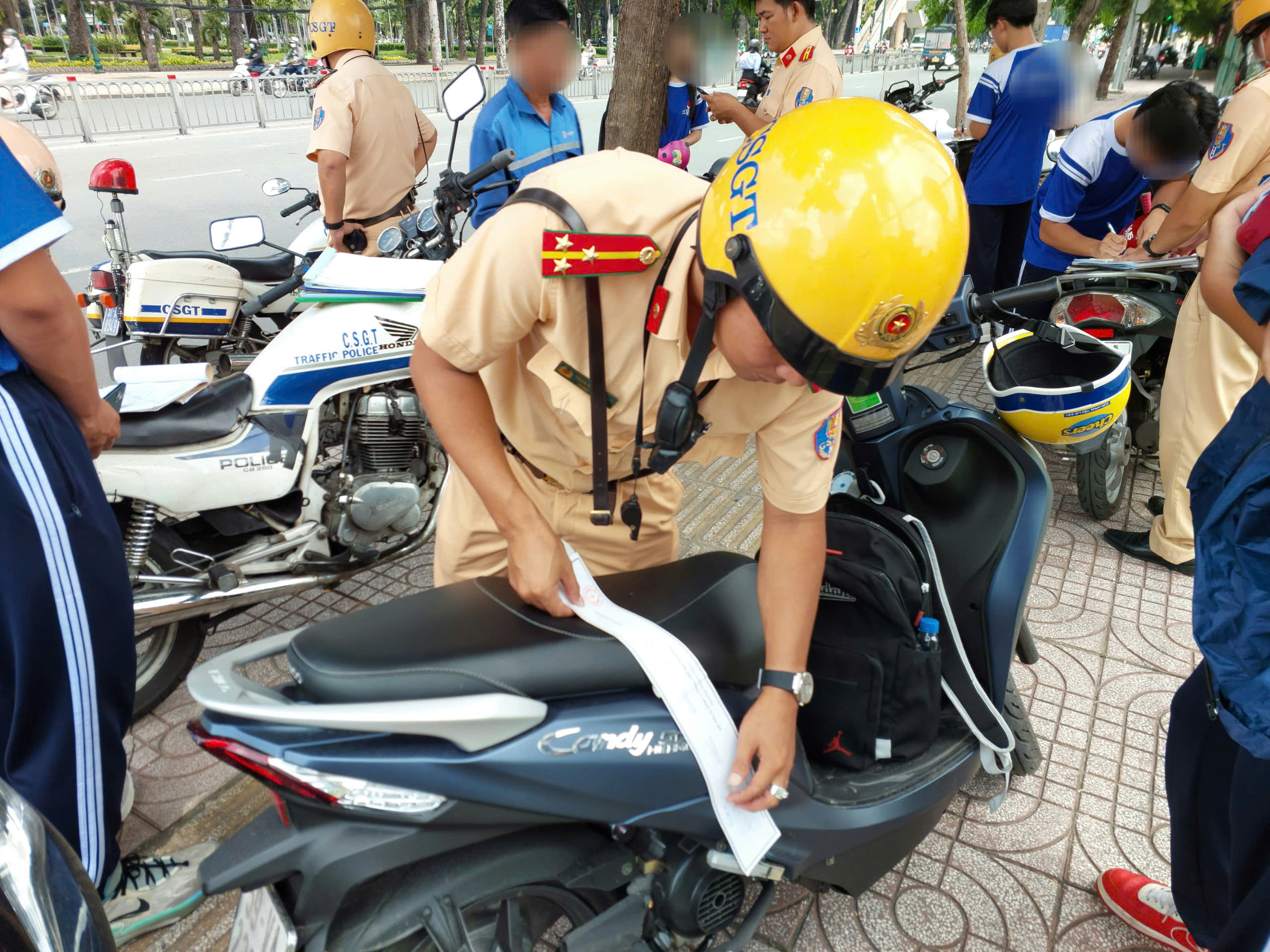 View -             TPHCM: Học sinh vi phạm giao thông viện nhiều lý do để chạy xe máy đến trường    