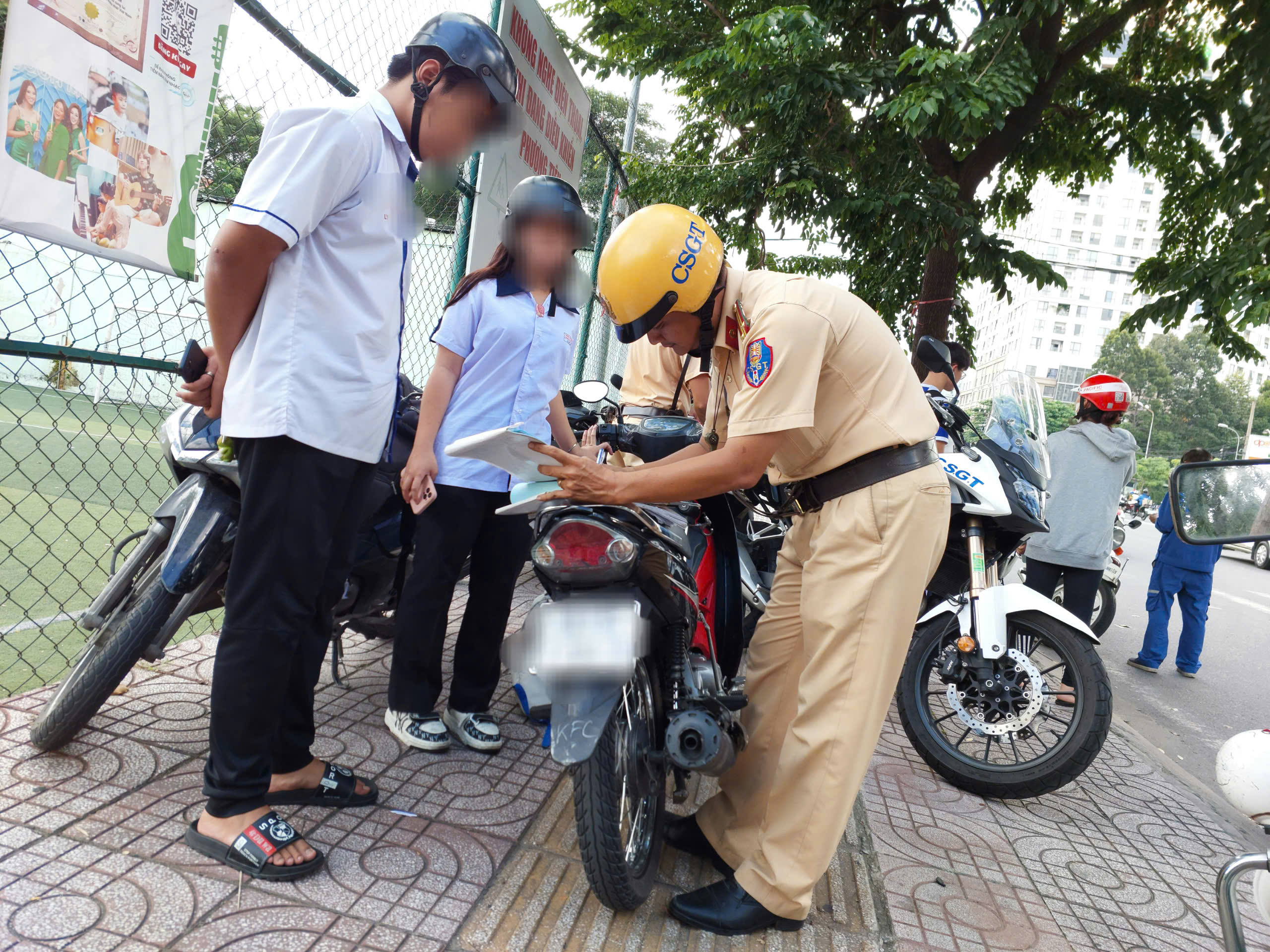             TPHCM: Học sinh vi phạm giao thông viện nhiều lý do để chạy xe máy đến trường    