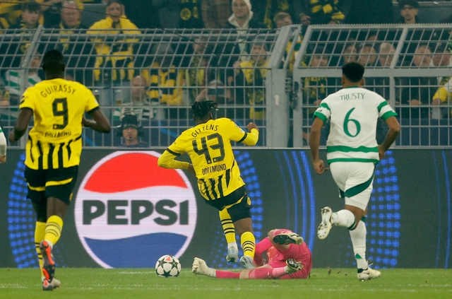 View -             Dortmund hạ gục Celtic, Barcelona dội mưa bàn thắng    