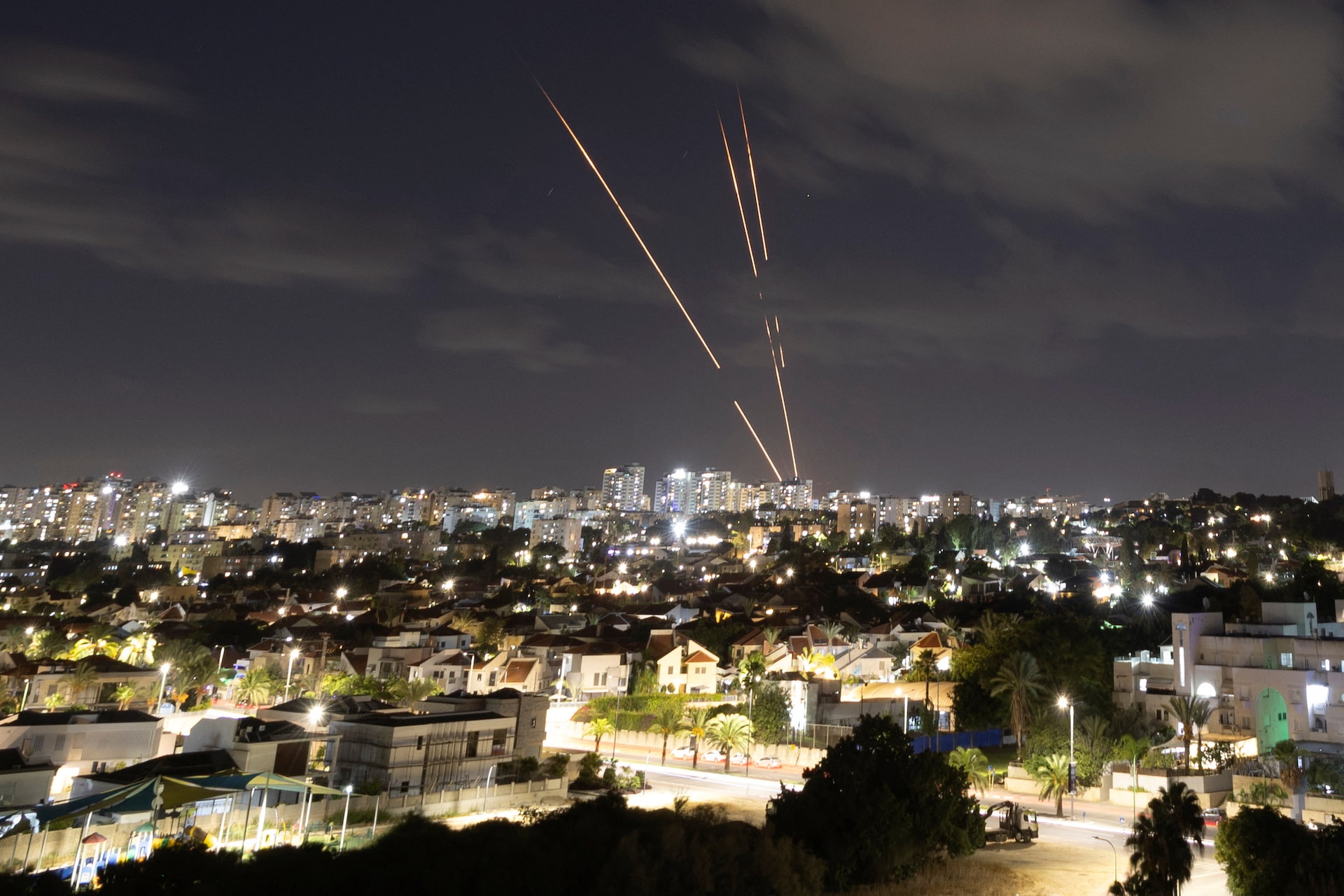 View -             Toàn cảnh 'mưa' tên lửa Iran trút xuống Israel    